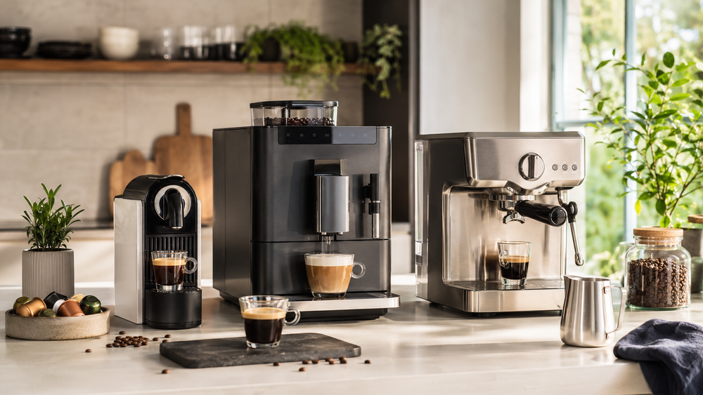 Verschillende soorten koffiemachines in een moderne keuken