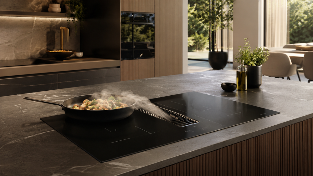 Luxe keuken met stomende pan op kookplaat