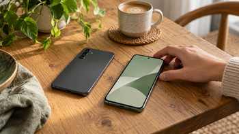 Twee smartphones liggend op een houten tafel tijdens het vergelijken