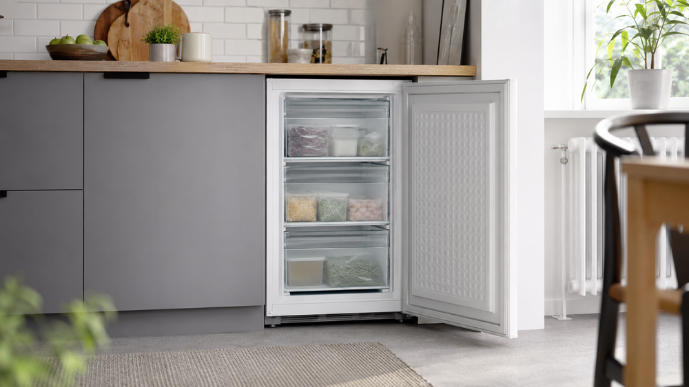 Compacte tafelmodel vriezer in een keuken