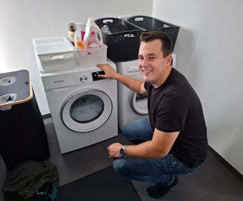Moderne wasmachine in een lichte gezinswasruimte