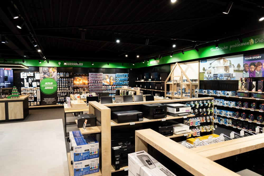 Assortiment witgoed en elektronica in de winkel van EP:Tummers Venlo