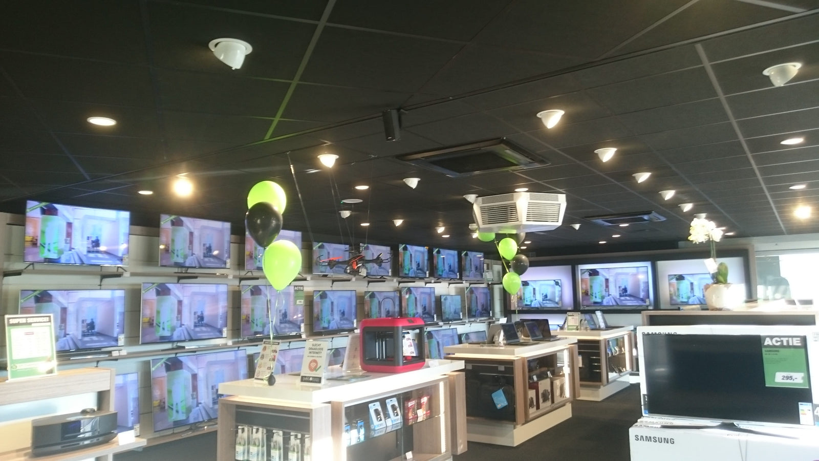 Assortiment witgoed en elektronica in de winkel van EP:Tummers Tegelen
