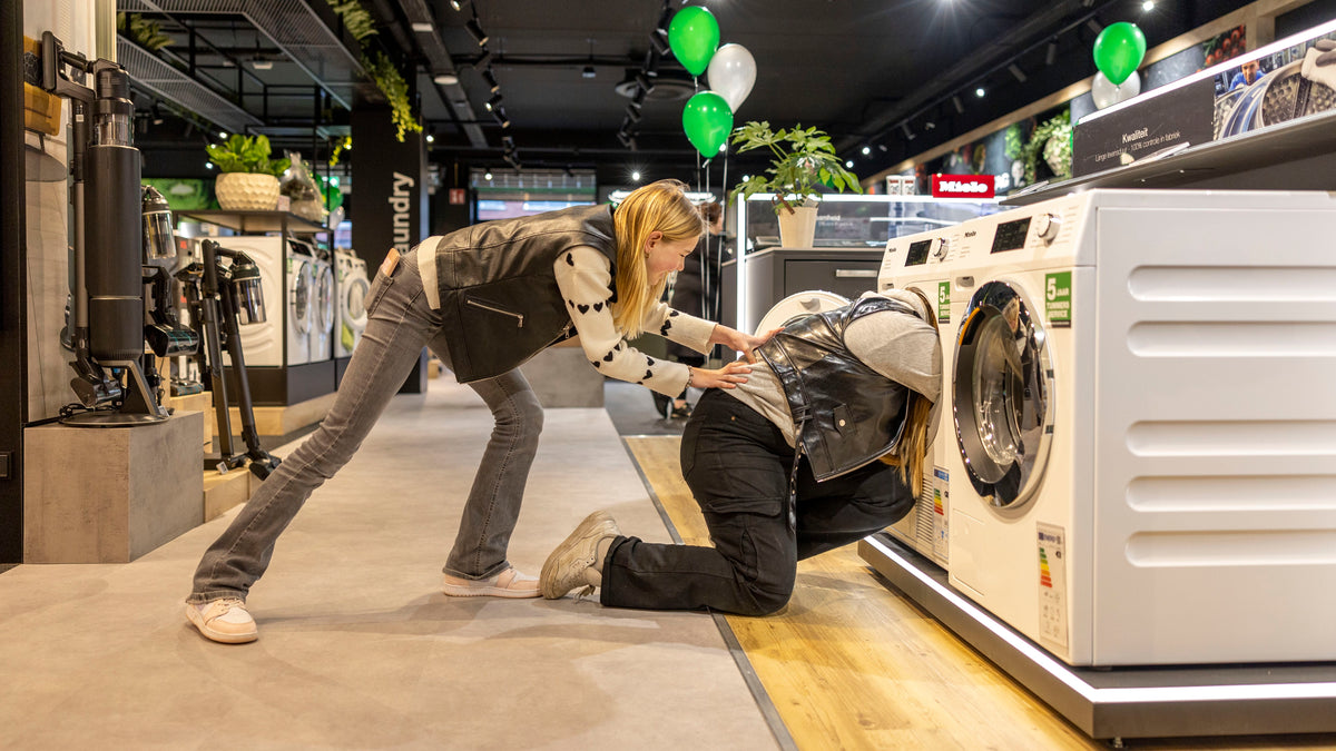 Wasmachines bekijken in de winkel van EP:Tummers Asten