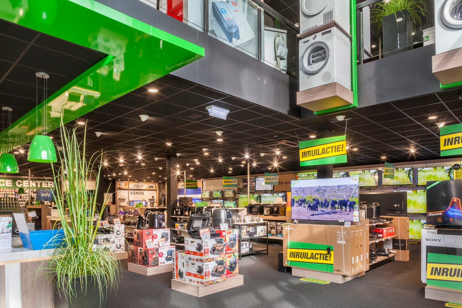 Assortiment witgoed en elektronica in de winkel van EP:Tummers Echt