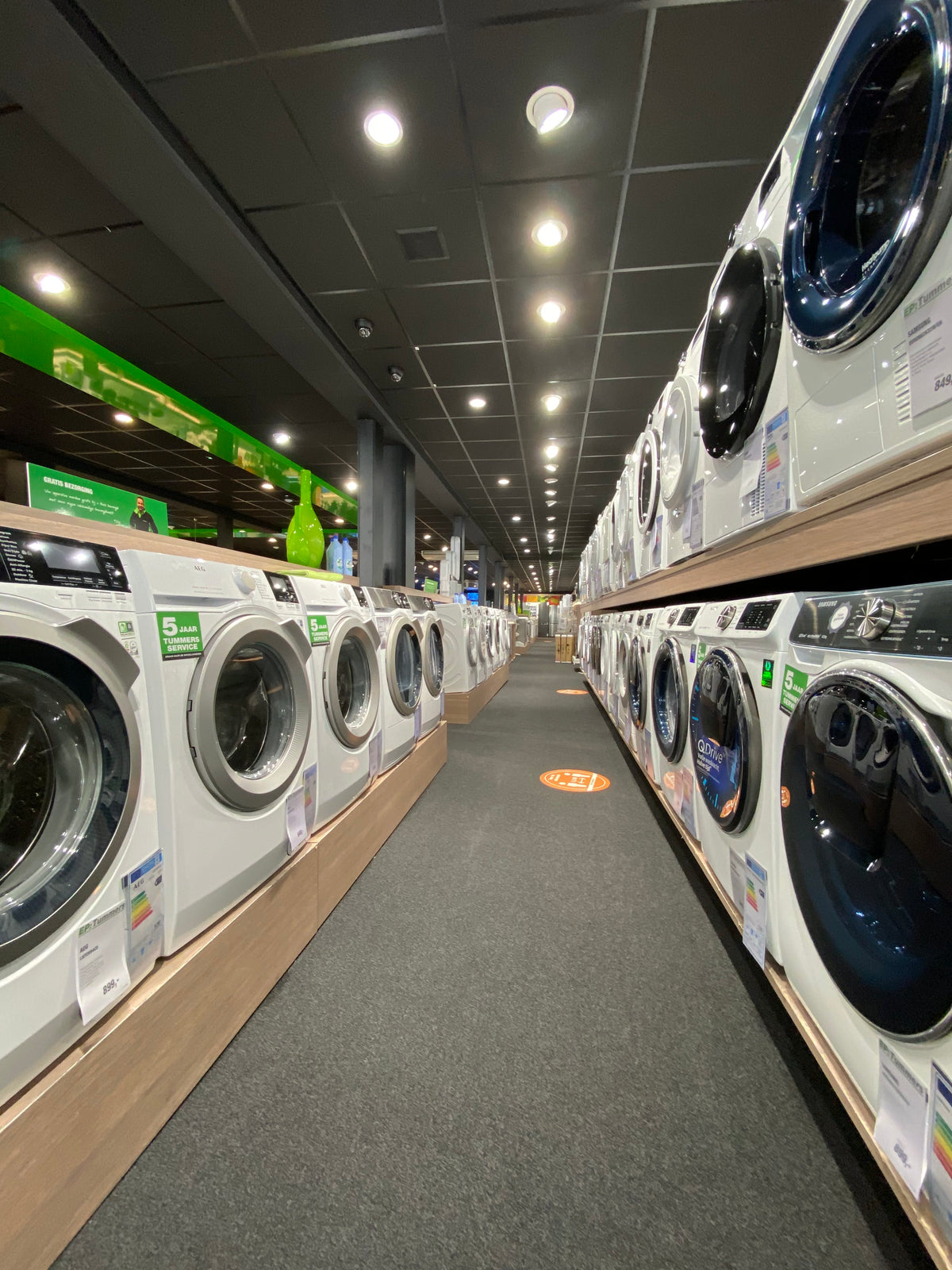 Assortiment witgoed en elektronica in de winkel van EP:Tummers Horst