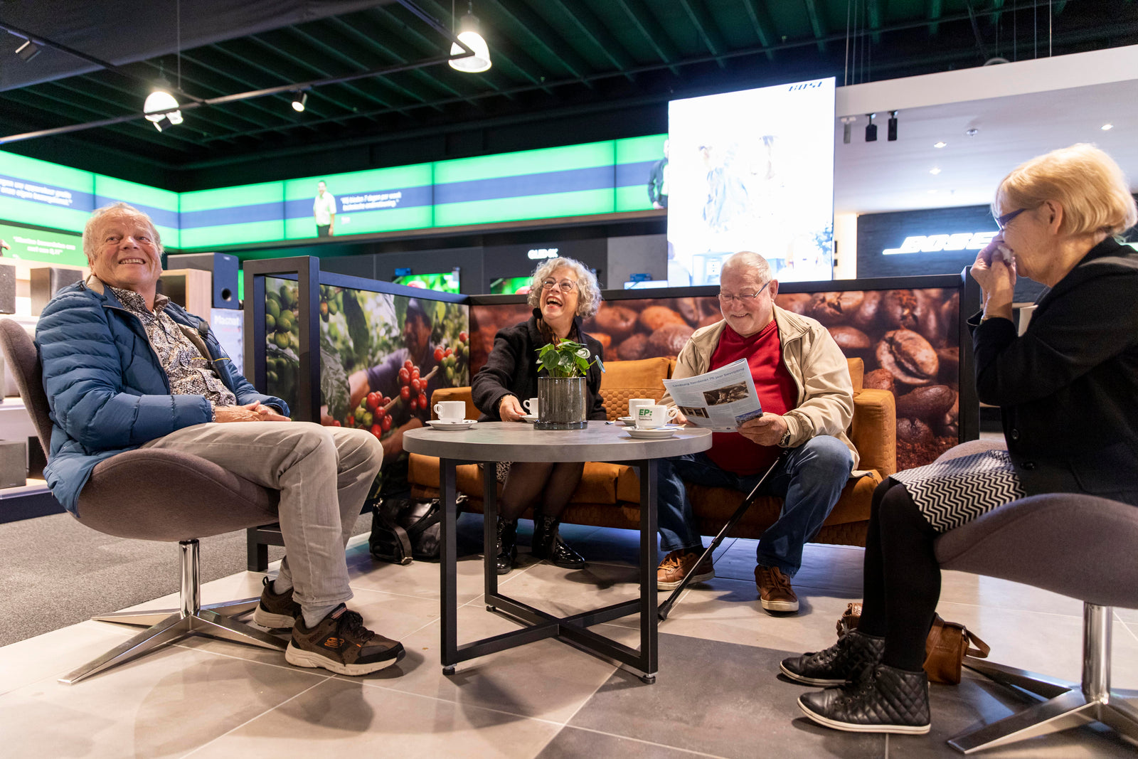 Klanten in gesprek in de winkel van EP:Tummers Roermond
