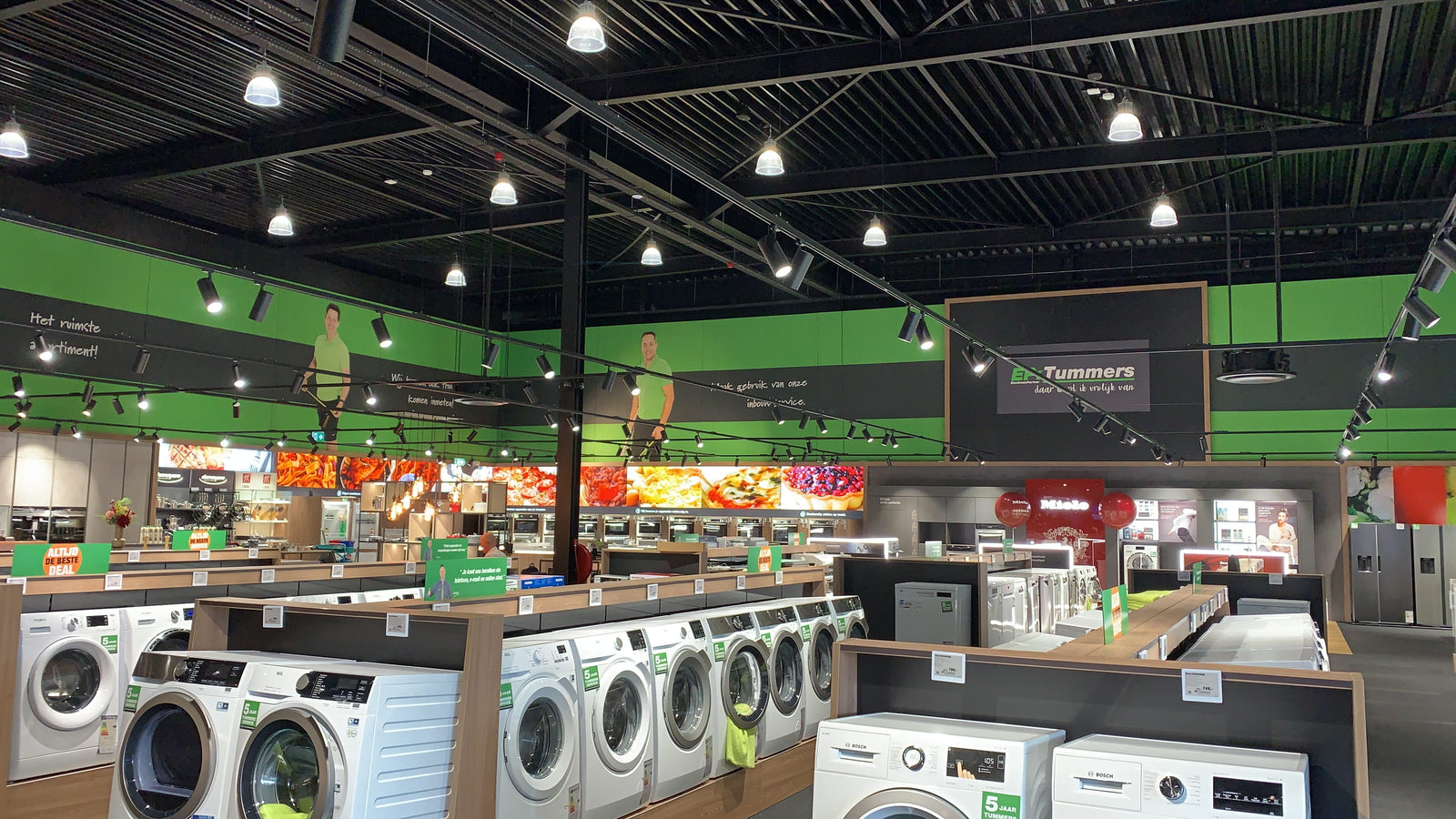 Assortiment witgoed en elektronica in de winkel van EP:Tummers Weert