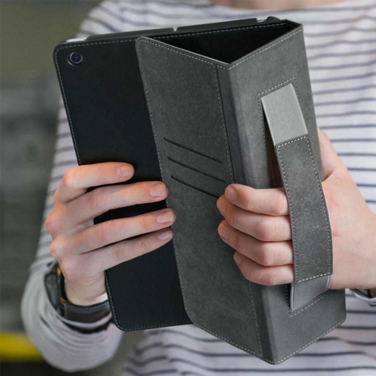 Mobilize Samsung Galaxy Tab A8 Premium Folio Bookcase zwart.