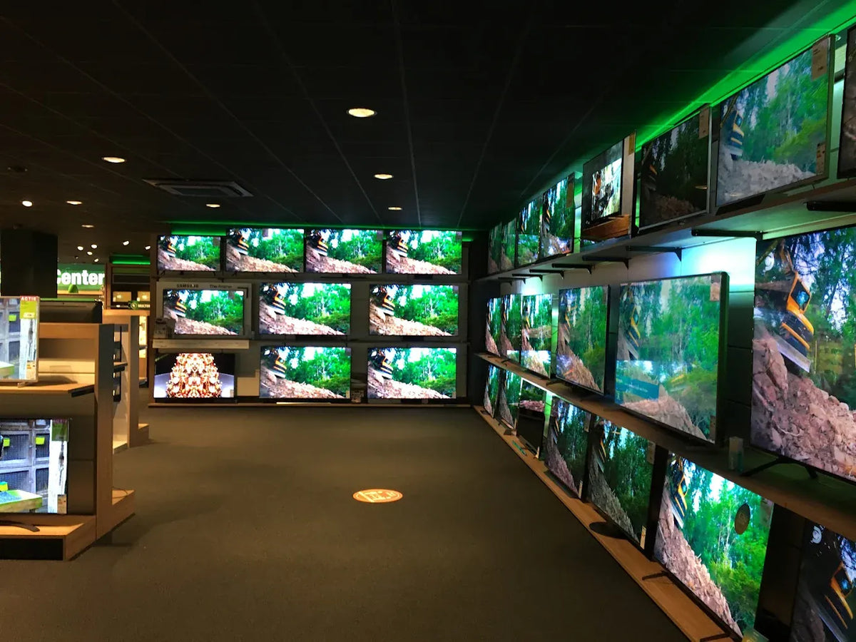Assortiment witgoed en elektronica in de winkel van EP:Tummers Panningen